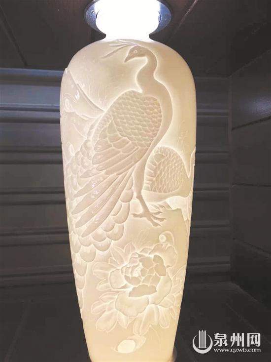 浮雕生動的陶瓷瓶