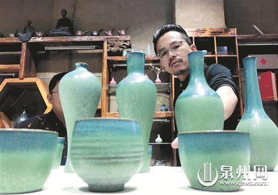 引入并改進臺灣釉水技術制成的瓷具