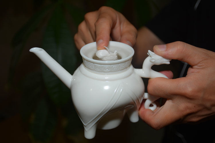 “貴妃醉酒”白瓷分酒器在白酒未倒入之前，“楊貴妃”是隱藏的 